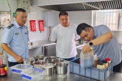 对食堂设备设备、进行全面、清洗